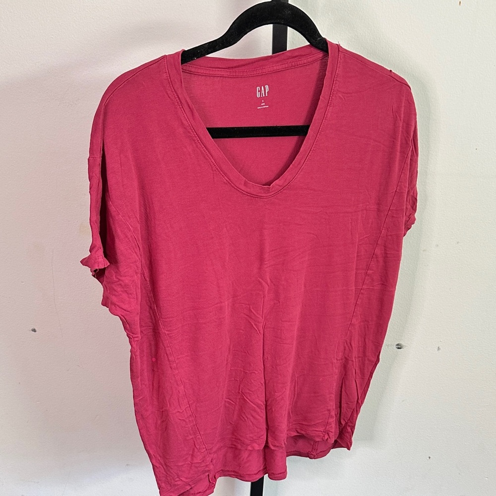 GAP Women's V-Neck Short Sleeve Tee in Deep Pink